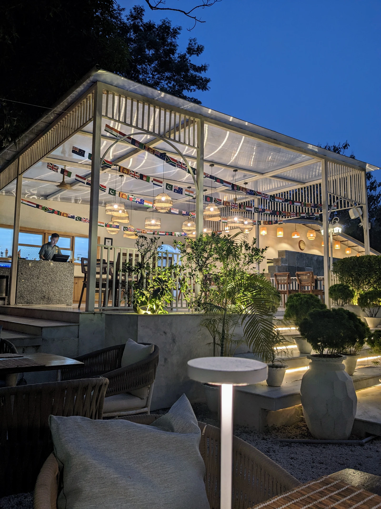 Pergola illuminata al tramonto